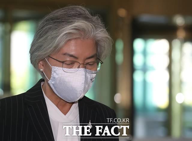 강경화 외교부 장관이 5일 서울 종로구 외교부 청사로 들어서고 있다. 강경화장관의 배우자 이일병 전 교수가 코로나19 상황에서 요트 구입및 여행을 위해 미국으로 출국해 논란이 되고 있다. /뉴시스