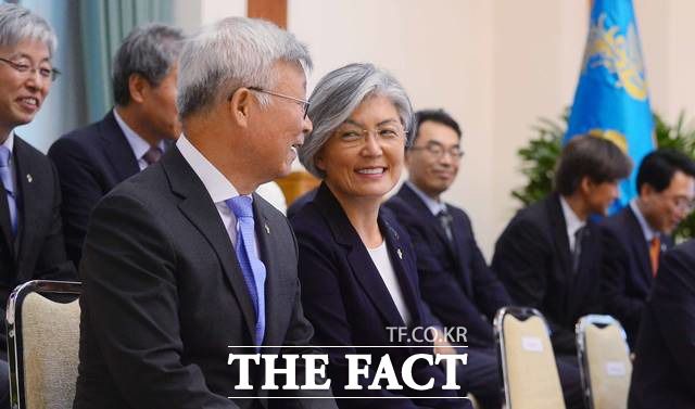 강경화 외교부 장관 배우자 이일병(왼쪽) 연세대학교 명예교수의 해외여행 논란에 강 장관의 사퇴까지 거론되고 있다. 2017년 강 장관이 문재인 대통령에게 임명장을 받을 당시 강 장관 내외의 모습. /뉴시스