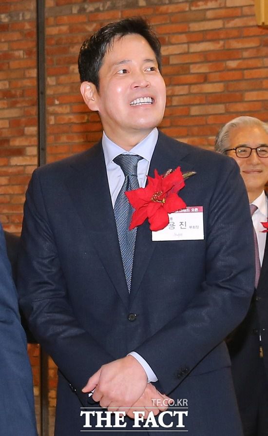 정용진 신세계그룹 부회장이 일부 언론에서 제기한 '마스크 미착용' 논란과 관련해 SNS를 통한 쿨한 대응에 나서 눈길을 끌고 있다. /더팩트 DB