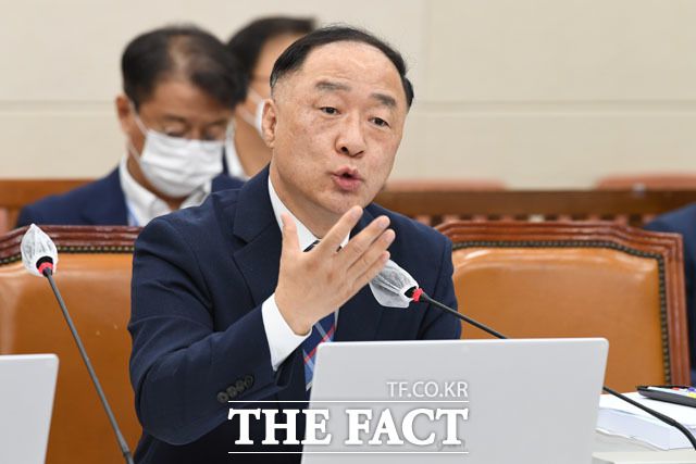 홍남기 경제부총리 겸 기획재정부 장관이 최근 논쟁이 벌어지고 있는 '주식 양도소득세 대주주 요건이 종목당 10억 원에서 3억 원으로 확대하는 방안'에 대해 정해진 스케줄(일정)대로 진행할 것이라고 7일 밝혔다. 사진은 지난 8월 20일 홍남기 기획재정부 장관 겸 경제부총리가 서울 여의도 국회에서 열린 기획재정위원회 전체회의에서 답변하고 있는 모습이다. /남윤호 기자