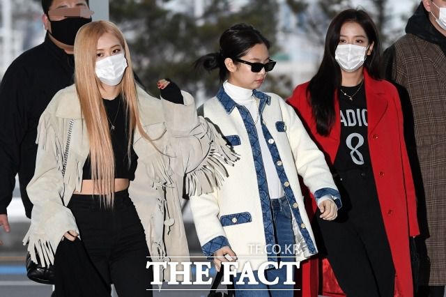 논란이 일면서 소셜 미디어와 커뮤니티에서는 '명백한 성적 대상화'라는 비판의 목소리가 제기됐다. 사진은 올초 블랙핑크 로제와 제니(가운데), 지수가 인천국제공항을 통해 일본으로 출국할 당시 모습. /더팩트 DB