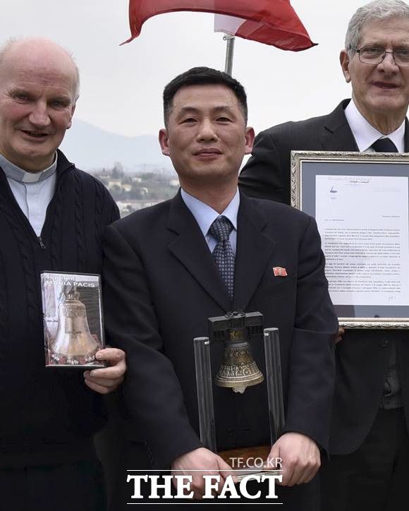 조성길 북한 전 주이탈리아 대사대리 입국이 뒤늦게 공개된 배경에는 부인 제보가 결정적 역할을 한 것으로 추정된다. 조성길 전 대사 망명 전 이탈리아에서의 모습. /AP.뉴시스