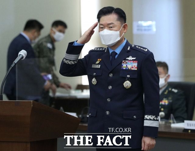 원인철 합동참모본부 의장은 8일 해양수산부 공무원의 시신 훼손을 확인할 영상 자료 등 직접 증거는 없다고 했다. 이날 국회 국방위원회의 합동참모본부에 대한 국정감사에서 거수경례하고 있는 원 의장. /용산=남윤호 기자