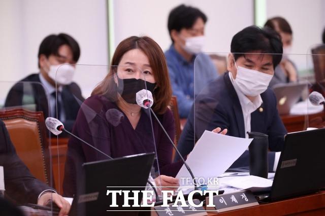 이재정 더불어민주당 의원도 금 전 의원을 향해 '안타깝다'고 했다. 7일 국회 외통위에서 발언하는 이 의원. /남윤호 기자