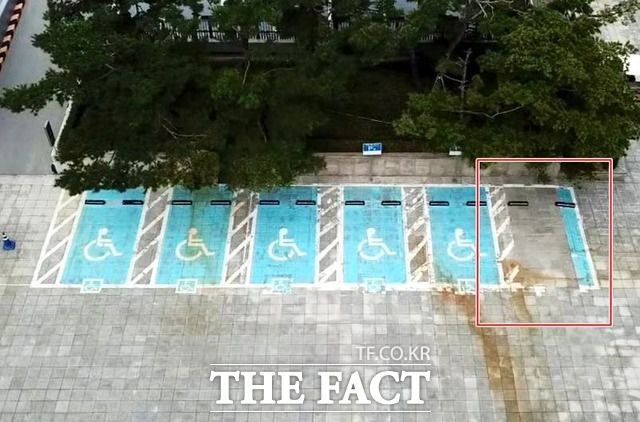 지난달 10일 서울 서초구 예술의전당 지상주차장 장애인 주차구역을 상공에서 본 모습. 오른쪽 주차구역이 도색을 하지 않아 장애인 주차구역으로 구분하기 힘들다./예술의 전당=이효균 기자