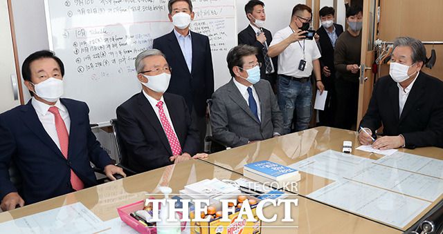 김종인 위원장(왼쪽 두 번째)이 8일 오후 '더 좋은 세상으로 포럼' 초청 강연에 앞서 김무성(오른쪽 첫 번째)·강석호·김성태 전 의원 등과 대화를 나누고 있다. /이새롬 기자