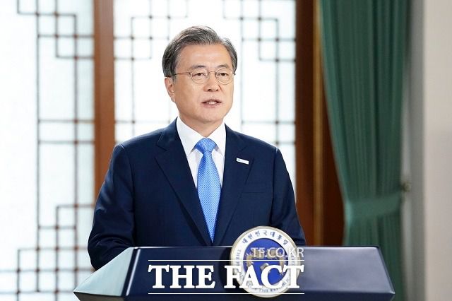 문재인 대통령이 한글날인 9일 SNS에 "K-팝 공연 때 세계의 젊은이들이 우리말로 떼창을 하는 모습을 보면서 가슴이 뭉클해진다"고 썼다. /청와대 제공