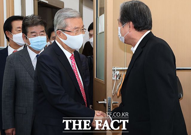 김종인 국민의힘 비상대책위원장이 8일 오후 서울 마포구 마포현대빌딩에서 열린 '더 좋은 세상으로 포럼' 초청 강연에 앞서 김무성 전 의원(오른쪽)과 인사하고 있다. 김 위원장은 이날 '보수정당, 어떻게 재집권할 것인가'를 주제로 강연했다. /이새롬 기자