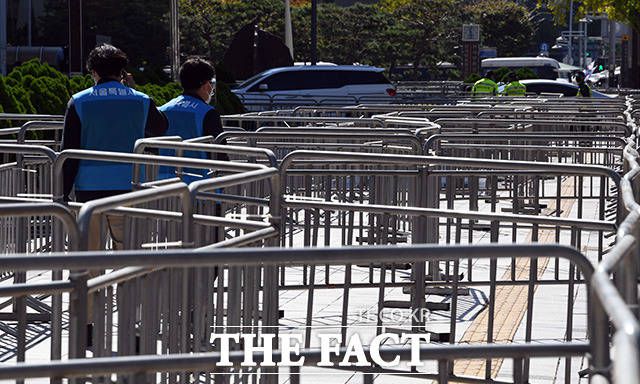 주호영 국민의당 원내대표가 도심 집회 원천봉쇄 조치를 '성을 쌓는 자는 망하리라'는 징기스칸의 말을 인용해 비판했다. 한글날인 9일 오전 서울 세종대로 광화문광장 주변 도로에 집회 및 차량시위를 대비해 펜스가 설치돼 있다. /임영무 기자