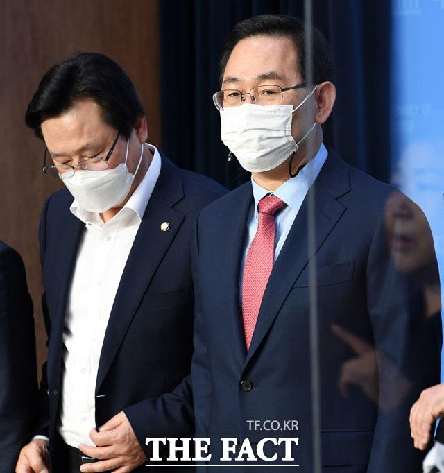 주호영 국민의당 원내대표가 도심 집회 원천봉쇄 조치를 '성을 쌓는 자는 망하리라'는 징기스칸의 말을 인용해 비판했다. 주 원내대표와 보건복지위원회 강기윤 간사가 7일 오전 서울 여의도 국회 소통관에서 성명서 발표를 앞두고 생각에 잠겨있다. /남윤호 기자