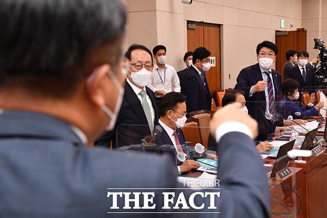 윤호중 법제사법위원장과 장제원 국민의힘 의원이 12일 오전 서울 여의도 국회에서 열린 법제사법위원회의 법무부 등에 대한 국정감사에서 정회 후 언쟁을 벌이고 있다. /남윤호 기자