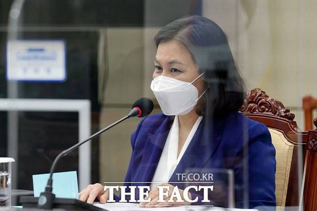 12일 오전 청와대 여민관 소회의실에서 열린 WTO 사무총장 선거 지원 회의에서 유명희 산업통상자원부 통상교섭본부장이 발언하고 있다. /청와대 제공