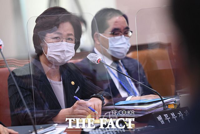 추미애 법무부장관이 12일 국회에서 열린 법제사법위원회의 법무부 등에 대한 국정감사에서 의원의 질의에 답변하고 있다. /남윤호 기자