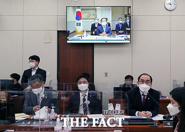 이수혁 주미대사가 12일 국회에서 열린 외교통일위원회의에 주미대사관 등에 대한 국감에서 태영호 국민의힘 의원 질의에 답변하고 있다. 이날 주미대사관 국감은 코로나19 예방을 위해 최초로 화상회의 방식으로 진행됐다. /이새롬 기자