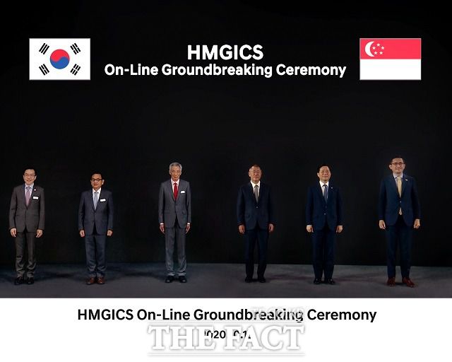 현대차그룹은 13일 현대·기아자동차 남양연구소와 싱가포르 서부 주롱 지역의 주롱 타운홀에서 '현대차그룹 싱가포르 글로벌 혁신센터' 기공식을 진행했다. 정부 참여 공식 이벤트를 가상의 방식으로 실시간 개최한 것은 이번 행사가 세계 최초다. 베 스완 진 싱가포르 경제개발청장, 안영집 주싱가포르 한국대사, 리센룽 싱가포르 총리, 정의선 현대차그룹 수석부회장, 성윤모 산업통상자원부 장관, 에릭 테오 주한 싱가포르대사(왼쪽부터) /현대차그룹 제공