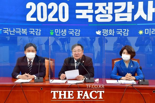 더불어민주당이 옵티머스·라임 여권인사 연루설을 일축하면서도 긴장하는 분위기다. 김영춘(왼쪽) 국회 사무총장도 연루설을 전면 부인했다. 13일 오전 국회에서 열린 국정감사 대책회의에서 모두발언 하는 김태년 민주당 원내대표(가운데) /국회=이새롬 기자