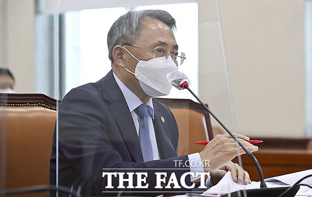 "스티브 유의 입국 금지 유지" 모종화(사진) 병무청장은 13일 국회 국방위원회 국정감사에서 최근 가수 유승준 씨의 입국금지 조치와 관련해 "스티브 유에 대한 입국금지는 계속 유지돼야 한다"고 밝혔다. /국회=이새롬 기자