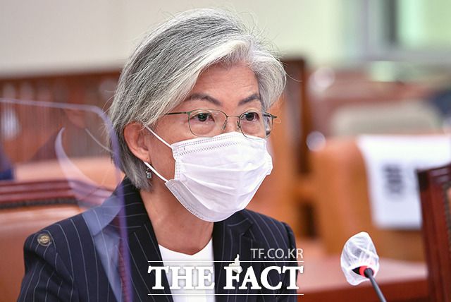 강경화 외교부 장관이 지난 8월 31일 오전 서울 여의도 국회에서 열린 2019회계연도 결산 등을 다룬 외교통일위원회 전체회의에 출석해 의원들의 질의에 답변을 하고 있다./더팩트 DB