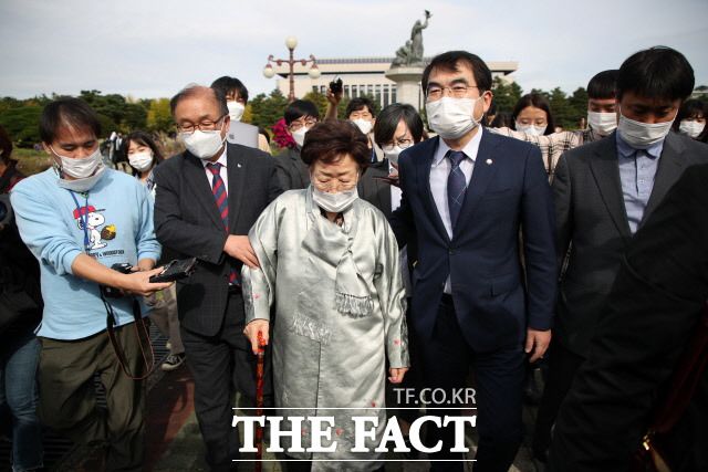 일부 유튜버들은 이 할머니가 윤미향 의원을 비판한 것을 두고 "친일 매국세력에 이용당하고 있다는 비판이 있다"고 질문하기도 했다. 회견을 마친 이 할머니가 주한독일대사관으로 이동하고 있다. /뉴시스