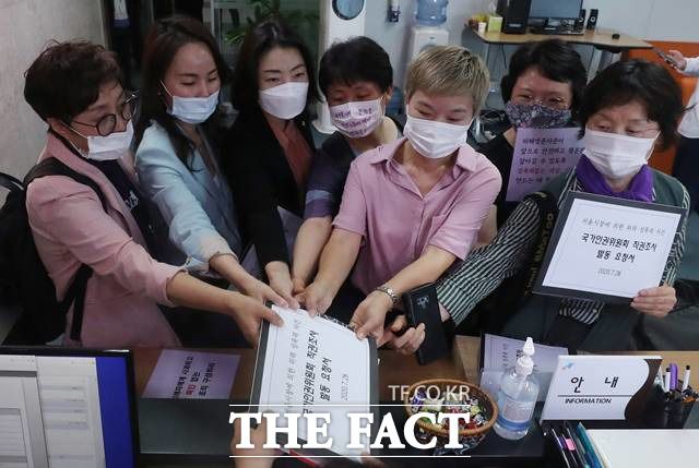 서울시 국감에서 서범수 국민의힘 의원이 고 박원순 전 서울시장 성추행 의혹과 관련해 질의했다. 고 박원순 서울시장의 성추행 의혹을 두고 피해자를 지지하는 여성단체들이 국가인권위원회에 진정이 아닌 직권조사 방식의 조사를 요청했다. 사진은 28일 오전 서울 중구 국가인권회에서 한국성폭력 상담소, 한국여성의전화 등 시민 단체들이 국가인권위 측에 직권조사 발동 요청서를 전달하는 모습. /뉴시스