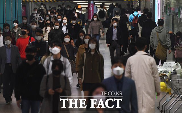 서울시 국감에서 서범수 국민의힘 의원이 서울시의 마스크 수의계약에 대해 문제를 제기했다. 13일 오전 서울 송파구 잠실역 대합실에서 마스크를 착용한 시민들이 이동을 하고 있다. /배정한 기자