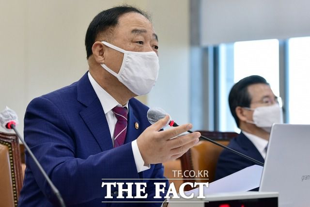 정부는 이런 방식을 통해 무주택 신혼가구의 약 92%가 특공 청약 기회를 얻게 될 것으로 내다봤다. 홍 부총리는 "기존 신혼부부 자격대상가구 대비 공공분양은 8만1000가구, 민영은 6만3000가구에 특공 기회가 신규 부여되는 효과를 기대한다"고 말했다. /이새롬 기자