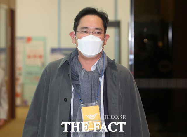 정의선 현대자동차그룹 수석부회장이 회장 자리에 오르면서 유일하게 '부회장직'을 유지하게 된 이재용 삼성전자 부회장이 언제 회장으로 승진할지에 재계 관심이 쏠리고 있다. 사진은 14일 유럽 출장을 마친 이재용 부회장이 김포공항을 빠져나오는 모습. /뉴시스