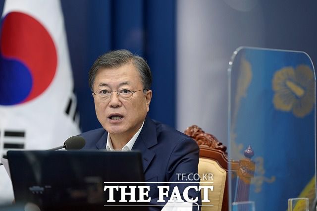 문재인 대통령이 '라임 및 옵티머스' 사건과 관련해 검찰의 수사 협조와 공공기관 투자의 진상 파악을 지시하는 등 직접 나서는 모습이다. /청와대 제공