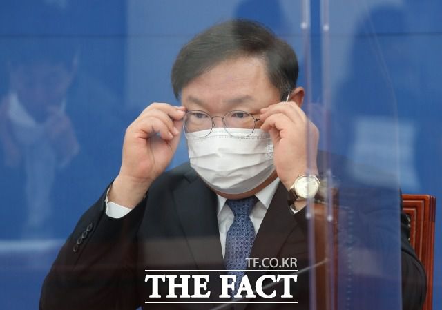 민주당은 여권 인사의 '라임·옵티머스' 사태 관련 연루 의혹 제기를 '정치공세'로 규정하면서 검찰의 신속 수사를 촉구하고 있다. 15일 국정감사 대책회의에서 발언하는 김태년 민주당 원내대표. /이새롬 기자