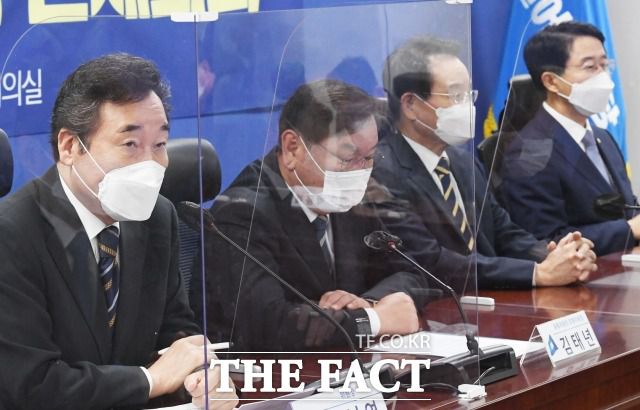 국감종료와 함께 시작될 '보궐선거 정국'을 앞둔 더불어민주당 지도부의 고심은 깊어질 것으로 보인다. 지난 13일 국난극복 K-뉴딜위원회 제1차 전체회의에 참석한 민주당 지도부. /이새롬 기자