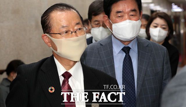 가와무라 간사장은 이 대표의 야스쿠니 신사 공물에 대한 유감 표명에 "비판은 받아들이겠다"고 답한 것으로 전해졌다. /남윤호 기자