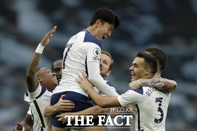 '잘한다 손흥민!' 토트넘 손흥민이 19일 웨스트햄과 EPL5라운드에서 전반 45초 만에 선제골을 기록하자 도움을 준 해리 케인이 들어올리며 축하해주고 있다./런던=AP.뉴시스