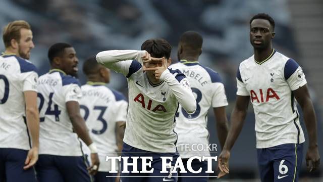 '잘 찍었나요?' 전반 45초 만에 '번개골'을 넣은 손흥민이 손가락으로 카메라 앵글을 만들며 독특한 세리머리를 하고 있다./런던=AP.뉴시스