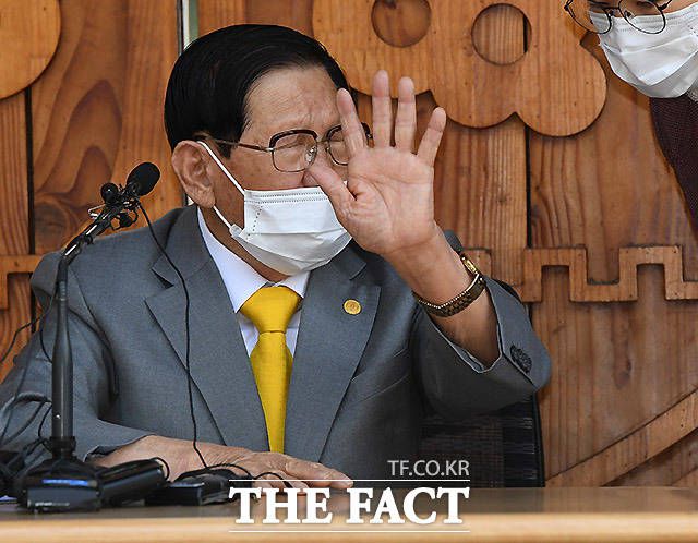 이만희 신천지예수교 증거장막성전 총회장(89)의 재판에 증인으로 채택된 보건복지부 공무원이 19일 열린 재판에 출석하지 않아 과태료를 부과 받았다. /이효균 기자