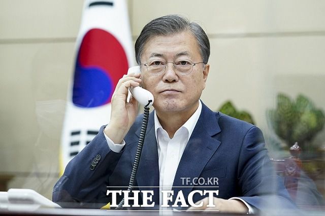 문재인 대통령은 20일 세 번의 정상 통화를 하고 세계무역기구(WTO) 사무총장 선거 최종 라운드에 진출한 유명희 통상교섭본부장 지지를 요청했다. 청와대에서 주세페 콘테 이탈리아 총리와 전화 통화를 하고 있다. /청와대 제공