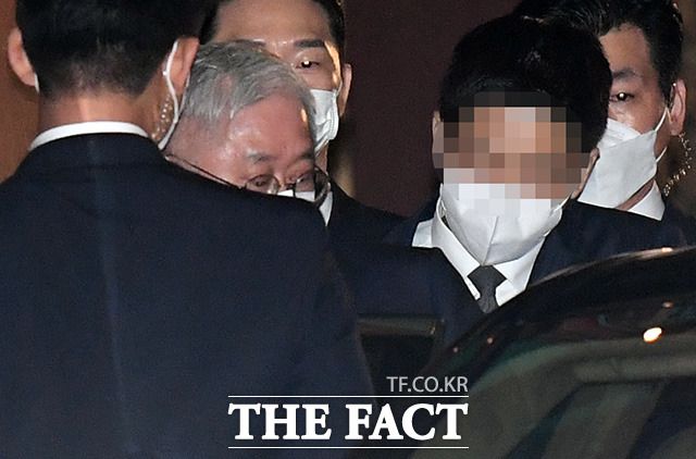 서경배 아모레퍼시픽그룹 회장은 19일 신라호텔 영빈관에서 열린 장녀 서민정 씨와 홍석준 보광창업투자 회장의 장남 홍정환 씨의 결혼식에 참석해 마지막으로 예식장을 떠났다. /임영무 기자