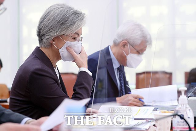 20일 이태규 국민의당 의원실에 따르면 주시애틀총영사관 소속 A 부영사가 행정직원들에게 비상식적 망언과 폭언을 하고도 '장관 명의 경고' 경징계를 받아 논란이 일고 있다. 강경화 외교부 장관이 지난 7일국회에서 열린 외교통일위원회의 외교부에 대한 국정감사에 참석한 모습. /이새롬 기자