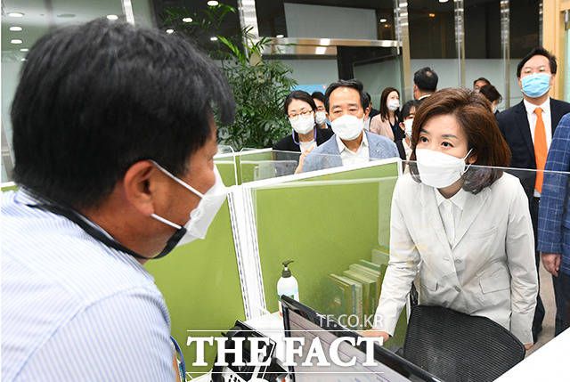 나경원 전 미래통합당(현 국민의 힘)의원이 지난달 23일 오전 서울 중구 전월세보증금지원센터를 방문해 담당직원의 설명을 듣고 있다. /이동률 기자