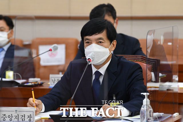 이성윤 서울중앙지검장이 19일 오전 국회에서 열린 법제사법위원회의 서울고등검찰청, 서울지방검찰청 등에 대한 국정감사에 출석해 의원 질의에 답변하고 있다. 야권은 이 지검장이 추미애 장관의 사람으로 문재인 정권 인사들에 대한 각종 수사를 덮는 역할을 한다고 의심하고 있다. /남윤호 기자