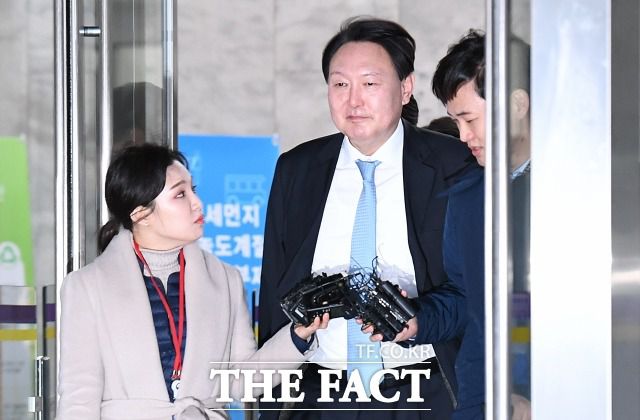 지난 1월 윤석열 검찰총장이 추미애 법무부장관 예방을 마치고 경기도 과천시 정부과천청사법무부 건물에서 나오고 있다. /임세준 기자