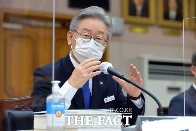 '타임지 억대 광고' 논란이 일고 있는 이재명 경기도지사가 타임지 광고에 앞서 CNN에 더 많은 광고료를 지급해 도정을 홍보하는 광고 의뢰를 한 것으로 20일 확인됐다. 이 지사가 20일 경기도청에서 열린 국회 국토교통위원회의 경기도에 대한 국정감사에서 의원 질의에 답변하고 있다. /사진공동취재단