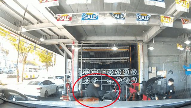 타이어뱅크 본사는 고객 휠 훼손을 인정하며 사과에 나섰지만, 비난이 쏟아지고 있다. /보배드림 캡처