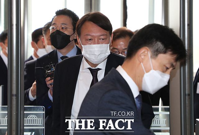 윤석열 검찰총장이 22일 오전 국회에서 열리는 국회 법사위의 국정감사에 출석하기 위해 국회 본청으로 들어서고 있다. /이새롬 기자