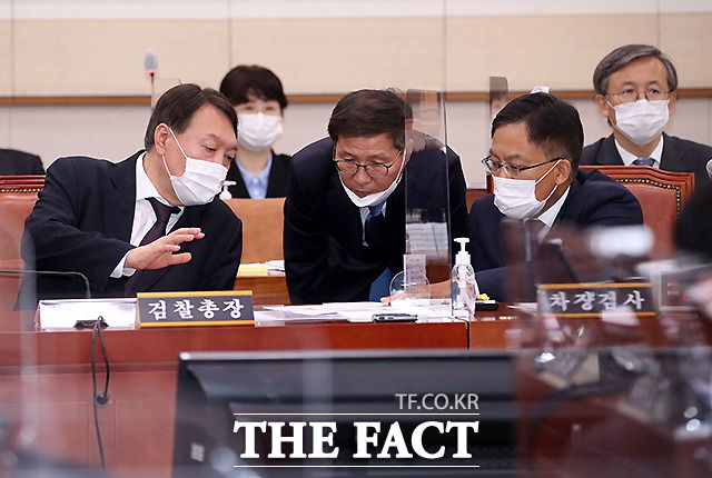 윤석열 검찰총장이 22일 서울 여의도 국회에서 열린 법제사법위원회의 대검찰청에 대한 국정감사에서 조남관 차장검사와 논의를 하고 있다. /이새롬 기자
