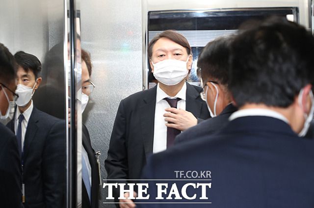 윤석열 검찰총장이 22일 오전 국회에서 열리는 국회 법사위 국정감사에 출석하기 위해 국회 본청으로 들어서 승강기를 타고 있다./이새롬 기자