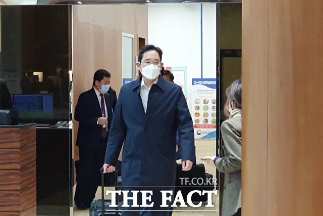 이재용 삼성전자 부회장이 23일 오전 7시 15분쯤 서울 강서구 김포비즈니스항공센터를 통해 귀국하고 있다. /이성락 기자