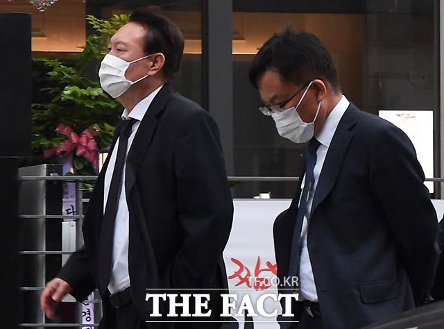 국감에 출석한 조남관 대검찰청 차장검사(오른쪽)와 동행.