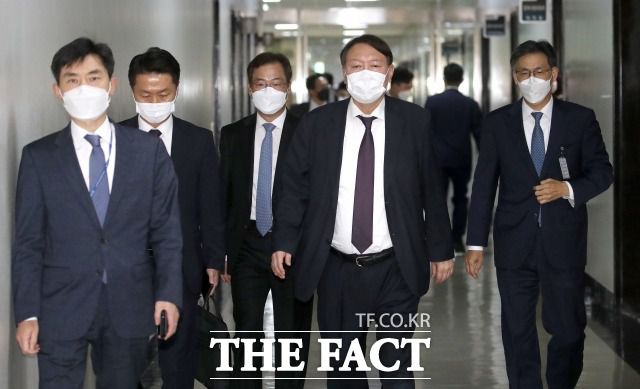 22일 국회 법제사법위원회의에서 윤석열 검찰총장은 여권의 검찰 향응, 수사지휘권 간섭 등에 대해 일갈했다. 법사위 대검찰청 국정감사가 잠시 중지된 후 국감장을 나선 윤 총장. /이새롬 기자