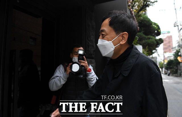 정치권은 금 전 의원이 서울시장에 출마할 경우 야당행 가능성에 무게를 두고 있다. 지난 21일 사무실 앞에서 기자들과 대화하는 금 전 의원. /임세준 기자