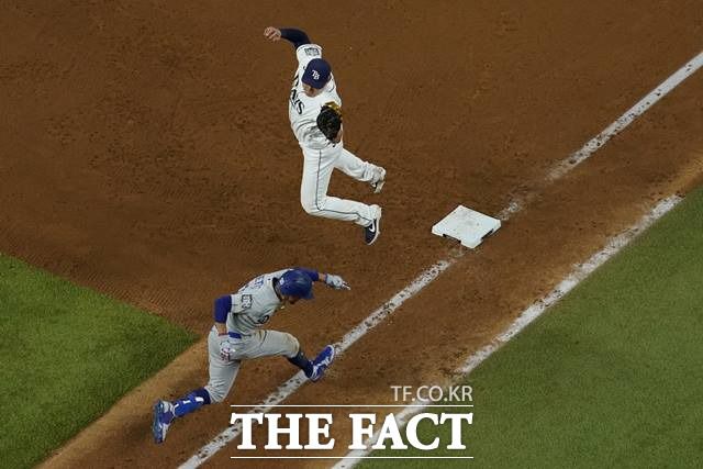 2020월드시리즈 3차전에서 '공중부양' 수비를 펼쳐보이고 있는 탬파베이 1루수 최지만./알링턴=AP.뉴시스